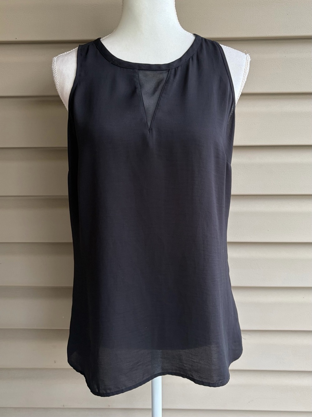 โขBanana Republicโข Black Sleeveless Keyhole-Back Blouse - Size Medium